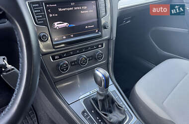 Хэтчбек Volkswagen e-Golf 2015 в 