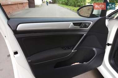 Хэтчбек Volkswagen e-Golf 2016 в 