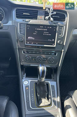 Хетчбек Volkswagen e-Golf 2015 в 