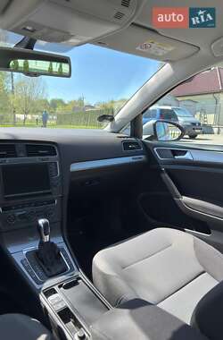 Хэтчбек Volkswagen e-Golf 2014 в 