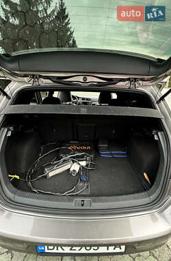 Хэтчбек Volkswagen e-Golf 2015 в 