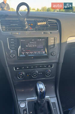 Хэтчбек Volkswagen e-Golf 2014 в 