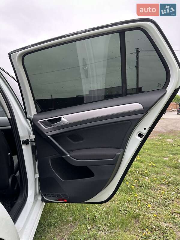 Хэтчбек Volkswagen e-Golf 2015 в Лубнах