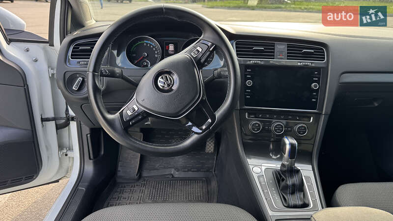 Хэтчбек Volkswagen e-Golf 2017 в Киеве