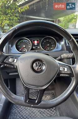 Хэтчбек Volkswagen e-Golf 2017 в 