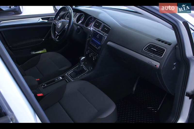 Хэтчбек Volkswagen e-Golf 2017 в Киеве