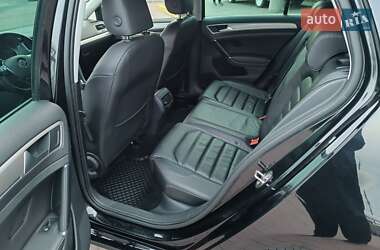 Хетчбек Volkswagen e-Golf 2015 в  фото 44 Хетчбек Volkswagen e-Golf 2015 в