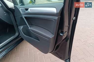 Хетчбек Volkswagen e-Golf 2015 в  фото 47 Хетчбек Volkswagen e-Golf 2015 в