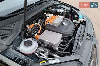 Хетчбек Volkswagen e-Golf 2015 в  фото 66 Хетчбек Volkswagen e-Golf 2015 в