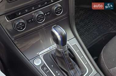 Хэтчбек Volkswagen e-Golf 2015 в 