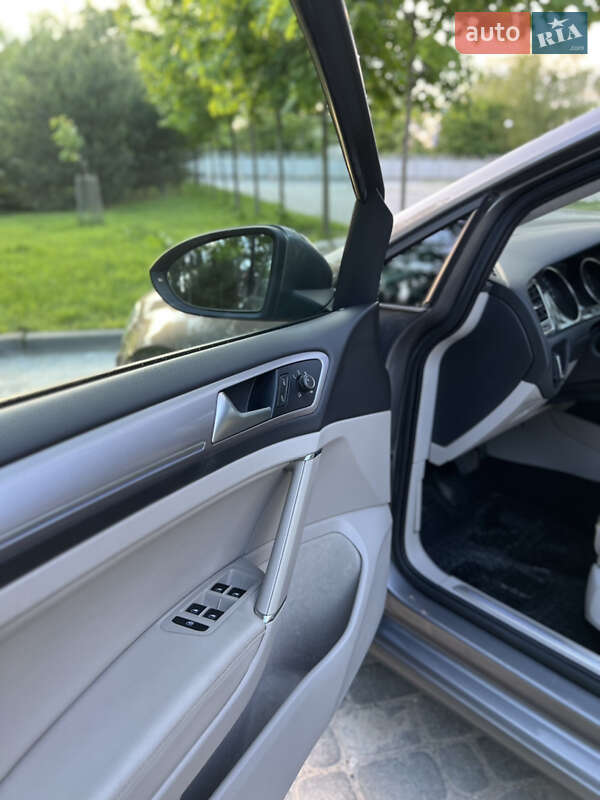 Хэтчбек Volkswagen e-Golf 2015 в Ивано-Франковске