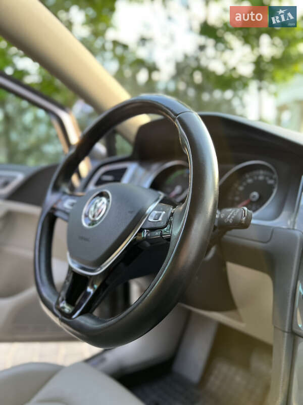 Хэтчбек Volkswagen e-Golf 2015 в Ивано-Франковске
