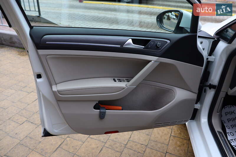 Хэтчбек Volkswagen e-Golf 2018 в Львове