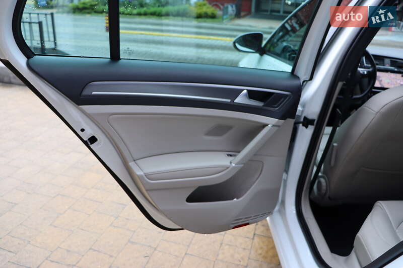 Хэтчбек Volkswagen e-Golf 2018 в Львове