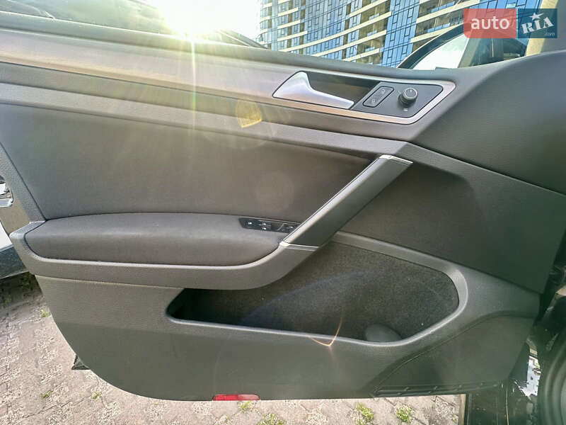 Хетчбек Volkswagen e-Golf 2015 в Києві