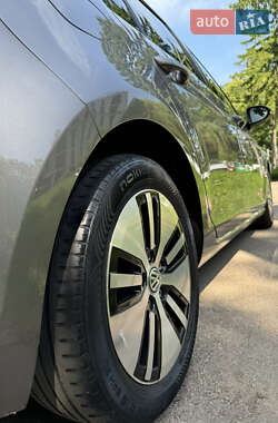 Хэтчбек Volkswagen e-Golf 2015 в 