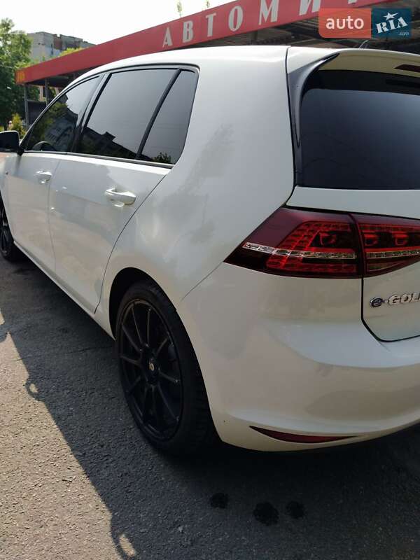 Хэтчбек Volkswagen e-Golf 2014 в Шептицькому