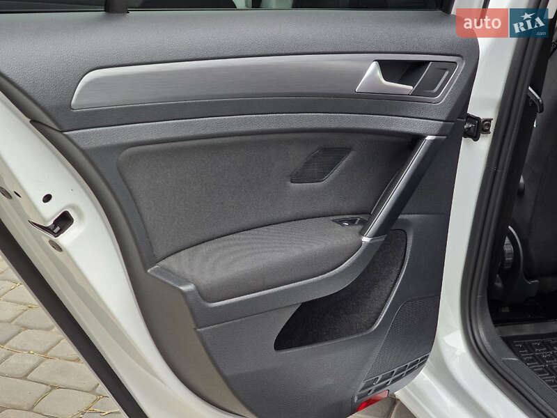 Хэтчбек Volkswagen e-Golf 2020 в Першотравенске
