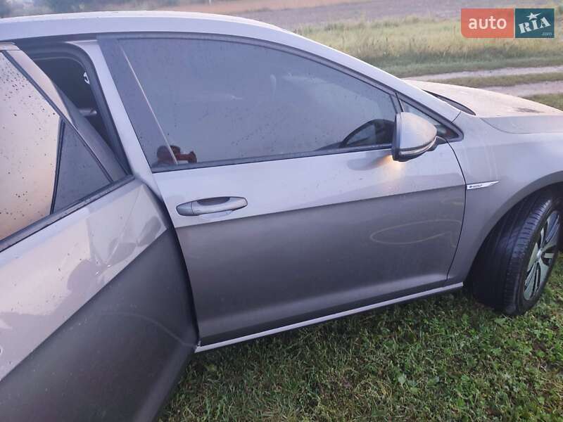 Хэтчбек Volkswagen e-Golf 2016 в Нововолынске