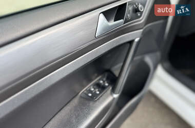 Хэтчбек Volkswagen e-Golf 2017 в 