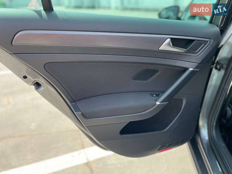 Хэтчбек Volkswagen e-Golf 2019 в Киеве