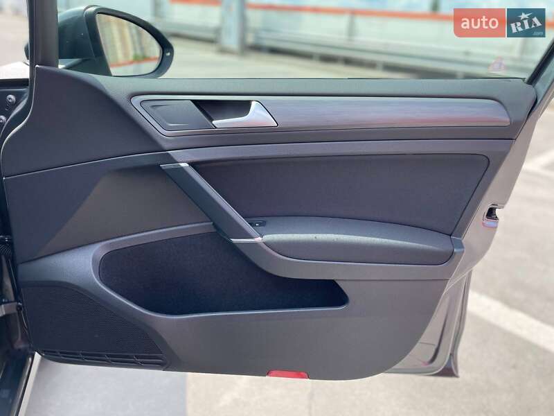 Хэтчбек Volkswagen e-Golf 2019 в Киеве