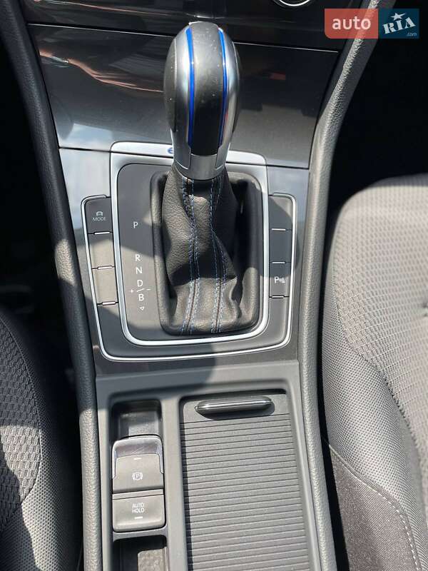 Хэтчбек Volkswagen e-Golf 2019 в Киеве