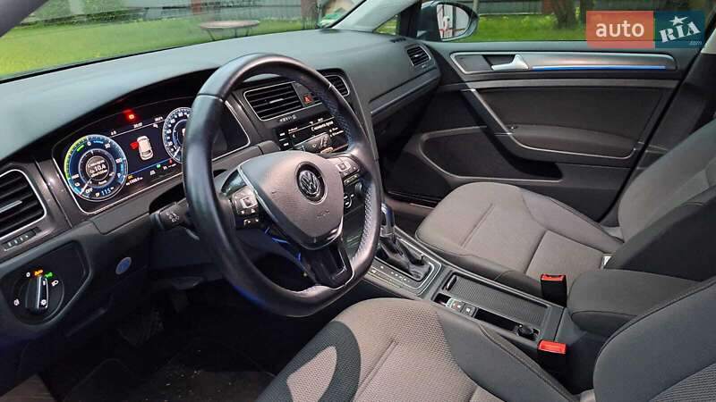 Хэтчбек Volkswagen e-Golf 2017 в 