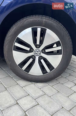 Хэтчбек Volkswagen e-Golf 2017 в 