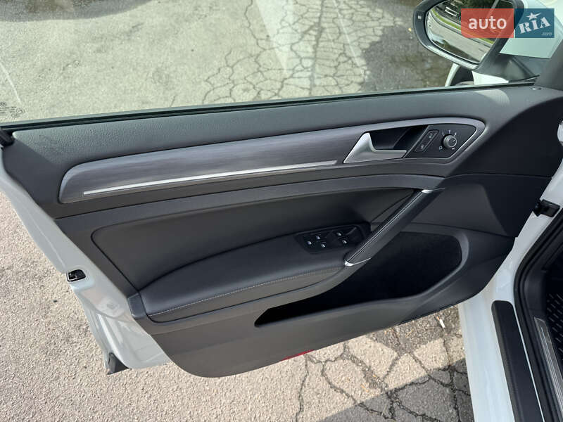 Хэтчбек Volkswagen e-Golf 2017 в Харькове фото 17 Хэтчбек Volkswagen e-Golf 2017 в Харькове