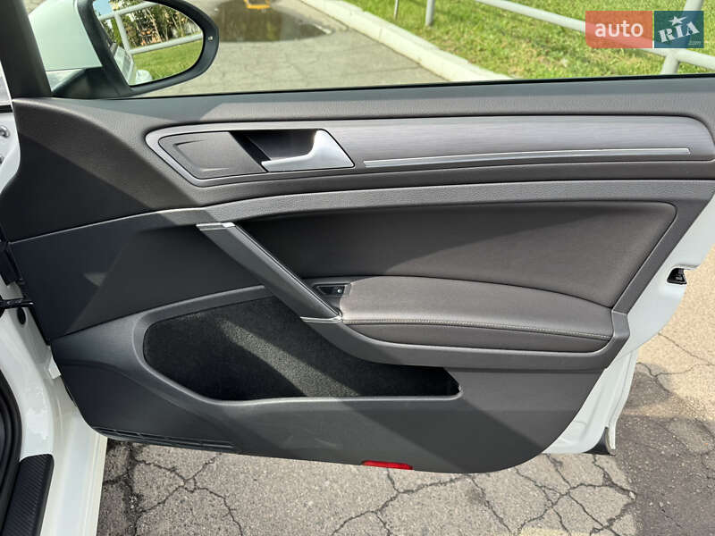 Хэтчбек Volkswagen e-Golf 2017 в Харькове фото 22 Хэтчбек Volkswagen e-Golf 2017 в Харькове