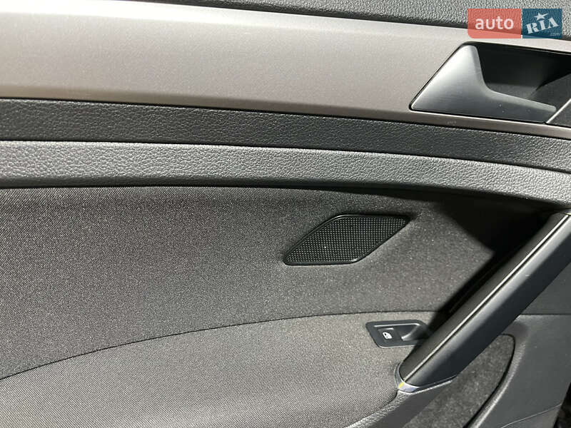 Хетчбек Volkswagen e-Golf 2015 в Києві