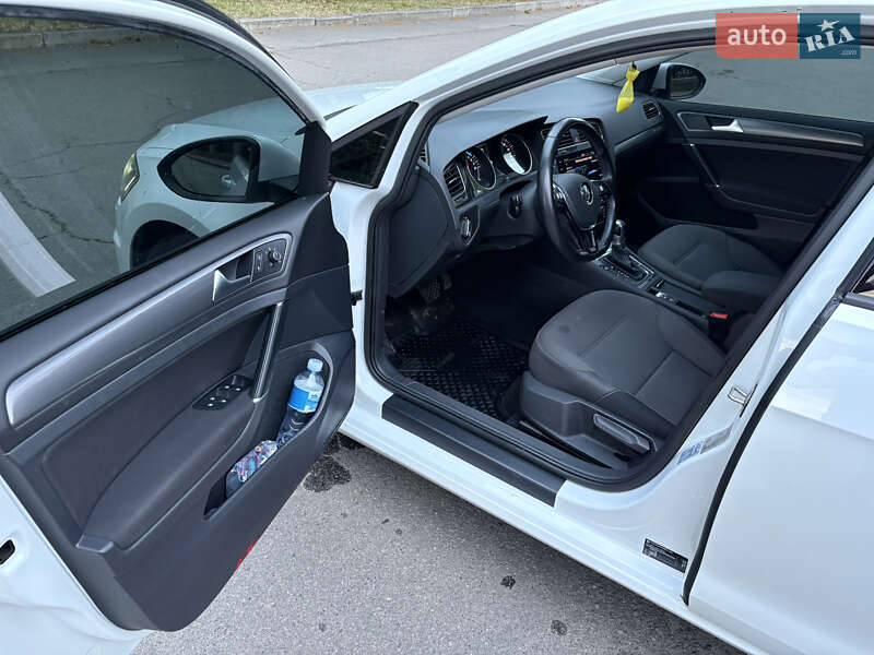 Хэтчбек Volkswagen e-Golf 2017 в Умани