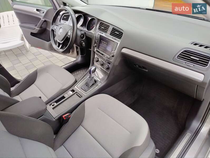 Хэтчбек Volkswagen e-Golf 2015 в Косове