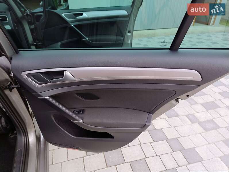Хэтчбек Volkswagen e-Golf 2015 в Косове