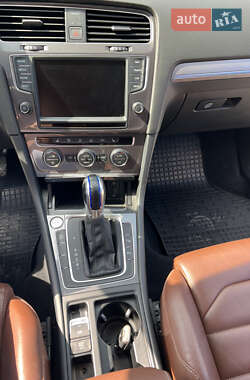 Хетчбек Volkswagen e-Golf 2014 в 