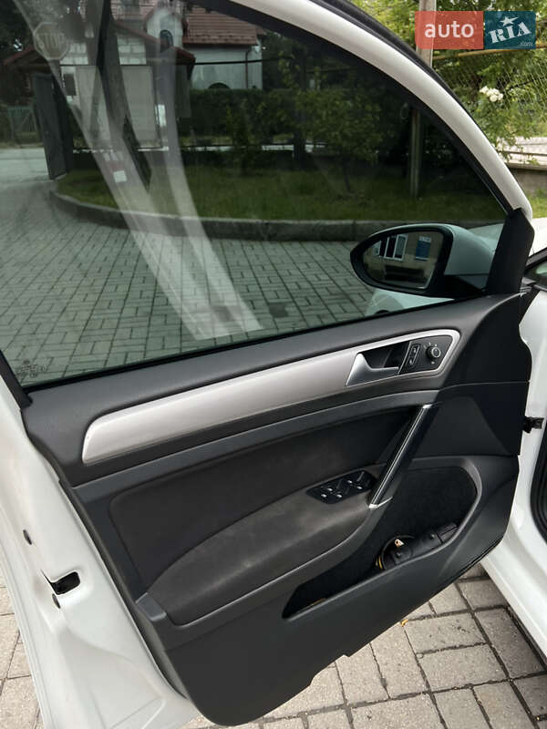 Хетчбек Volkswagen e-Golf 2016 в Львові