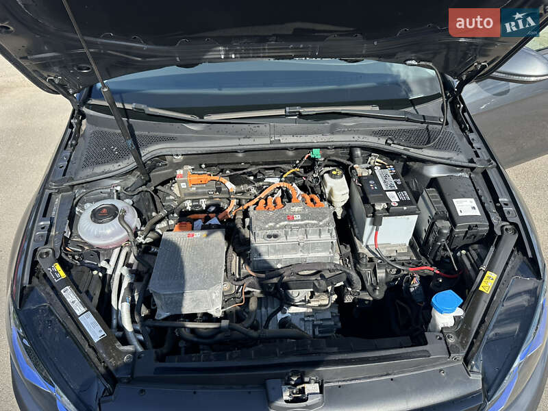 Хэтчбек Volkswagen e-Golf 2019 в Киеве