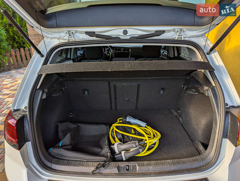 Хетчбек Volkswagen e-Golf 2020 в Дніпрі