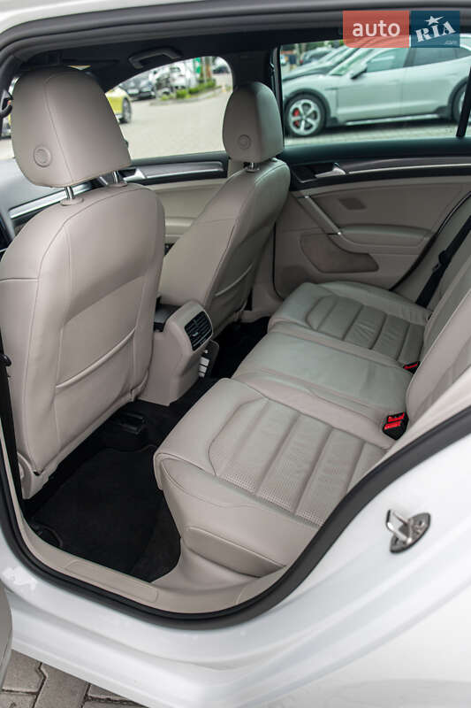 Хэтчбек Volkswagen e-Golf 2018 в Львове фото 20 Хэтчбек Volkswagen e-Golf 2018 в Львове