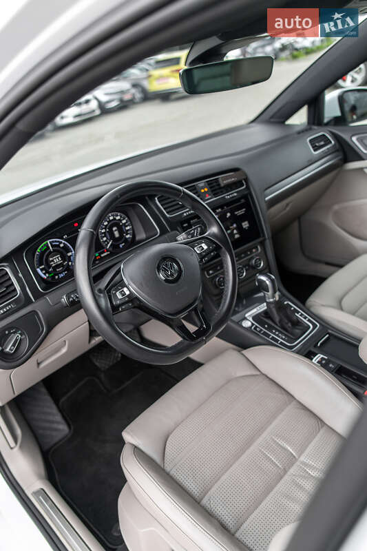 Хэтчбек Volkswagen e-Golf 2018 в Львове фото 24 Хэтчбек Volkswagen e-Golf 2018 в Львове