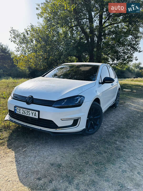 Хетчбек Volkswagen e-Golf 2015 в Чернівцях