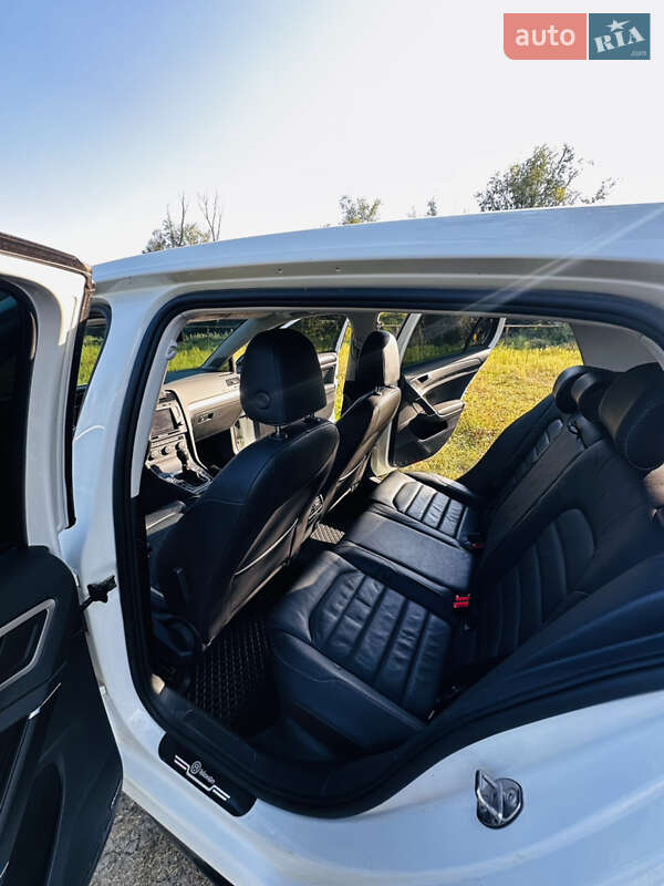 Хетчбек Volkswagen e-Golf 2015 в Чернівцях