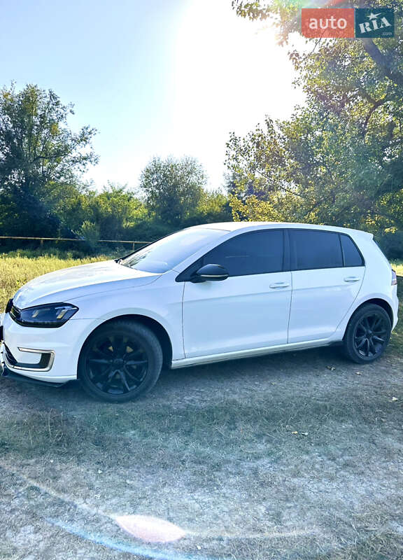Хетчбек Volkswagen e-Golf 2015 в Чернівцях