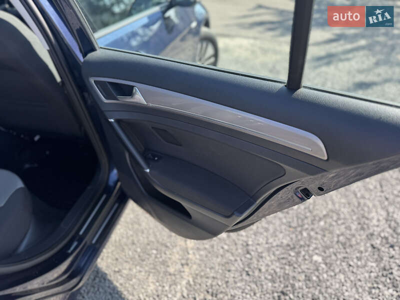 Хетчбек Volkswagen e-Golf 2015 в Рівному