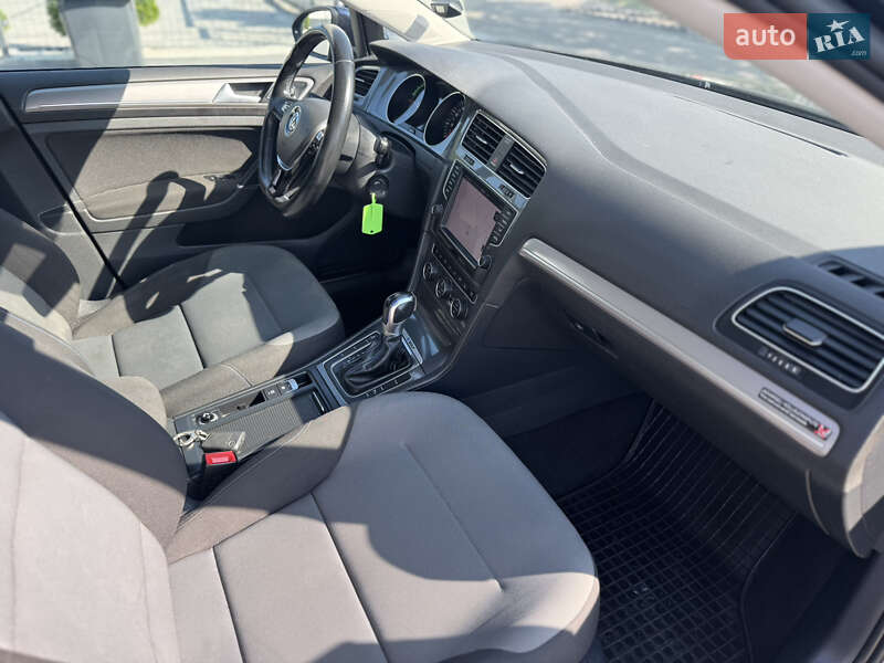 Хетчбек Volkswagen e-Golf 2015 в Рівному