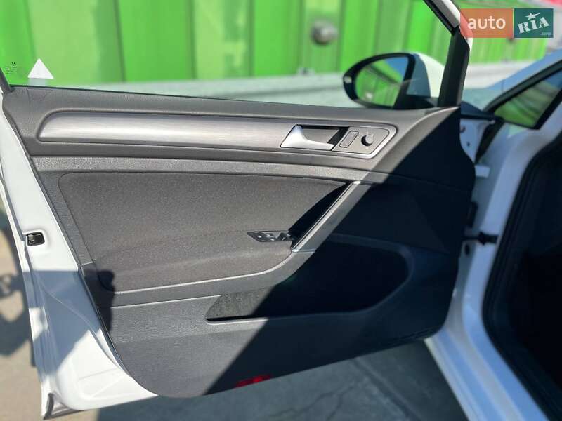 Хетчбек Volkswagen e-Golf 2020 в Києві