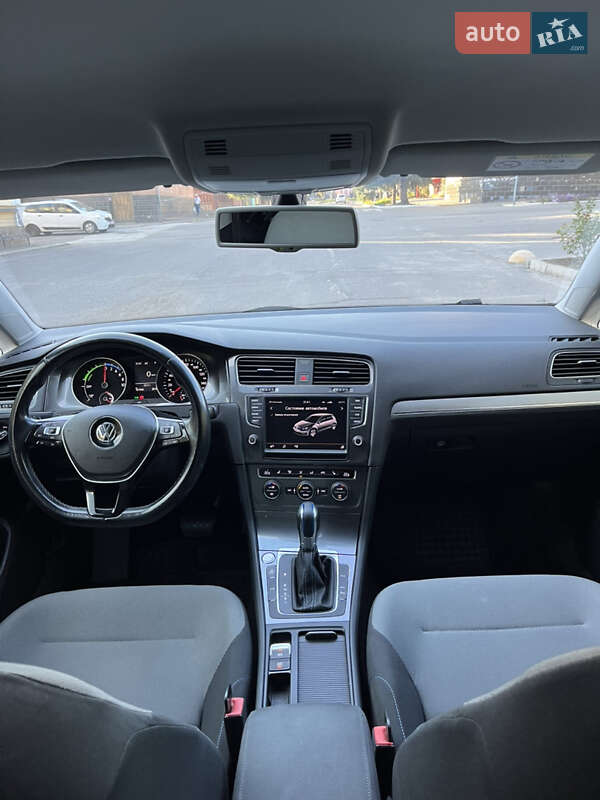 Хетчбек Volkswagen e-Golf 2014 в Краснограді