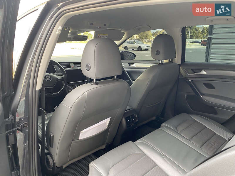 Хэтчбек Volkswagen e-Golf 2018 в Киеве