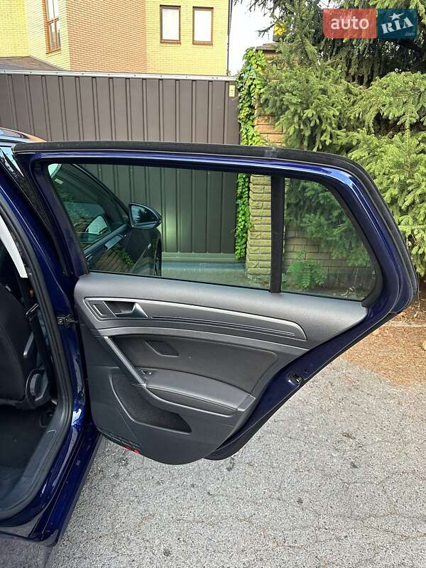 Хэтчбек Volkswagen e-Golf 2018 в Киеве фото 13 Хэтчбек Volkswagen e-Golf 2018 в Киеве